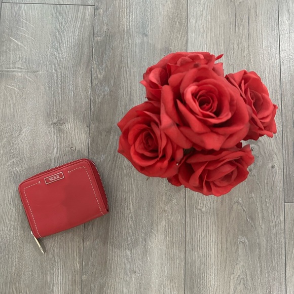Tumi Vibrant Red Leather‎ Zip Wallet - Picture 1 of 4